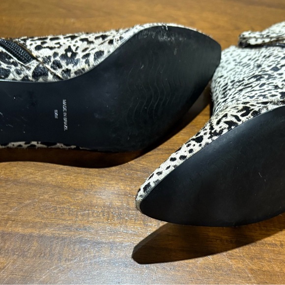 BOUTIQUE Matisse Black and White Ankle Booties with Bold Patternl - Picture 3 of 4